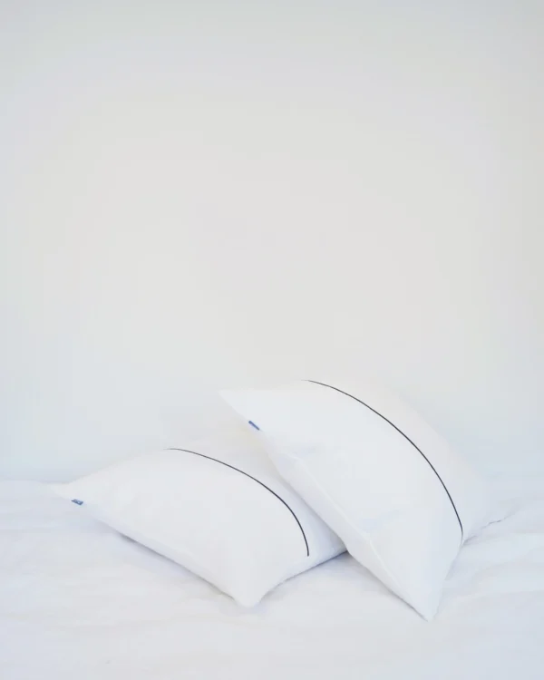 White linen pillowcase with navy blue piping - Image 2